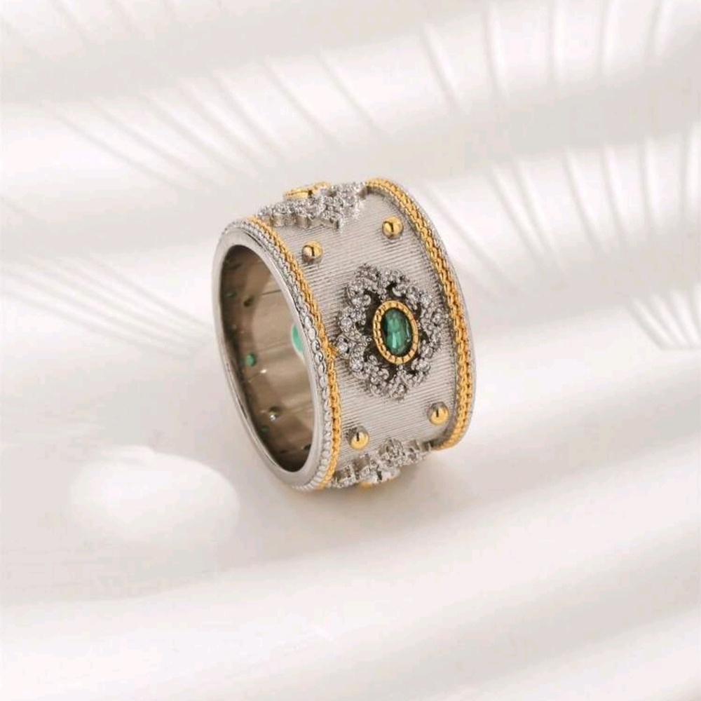 Luxurious Silver and Gold Women's Ring with Emerald Accent
